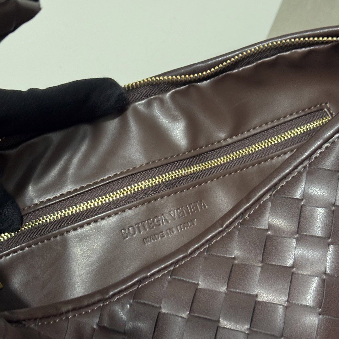 Bottega veneta jodie bag (Category: Luxury Bags & Wallets) located in Dagupan City. Submitted by thriftygoods.dagupan (Listing ID 1442464242, Image 3). Description: Good as new with dust bag No flaws .