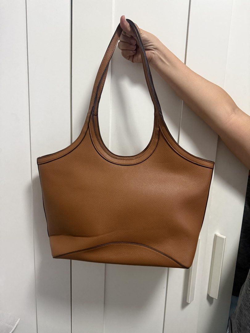 HOLB Brown Textured Tote Bag with Matching pouch (Category: Tote Bags) located in Cainta. Submitted by jen_cas (Listing ID 1442518951, Image 2). Description: - Stylish brown textured tote bag - Comfortable straps for easy carrying - Includes a matching pouch - RFS: too many bags -payment first before delivery - shipping/delivery fee c/o buyer.