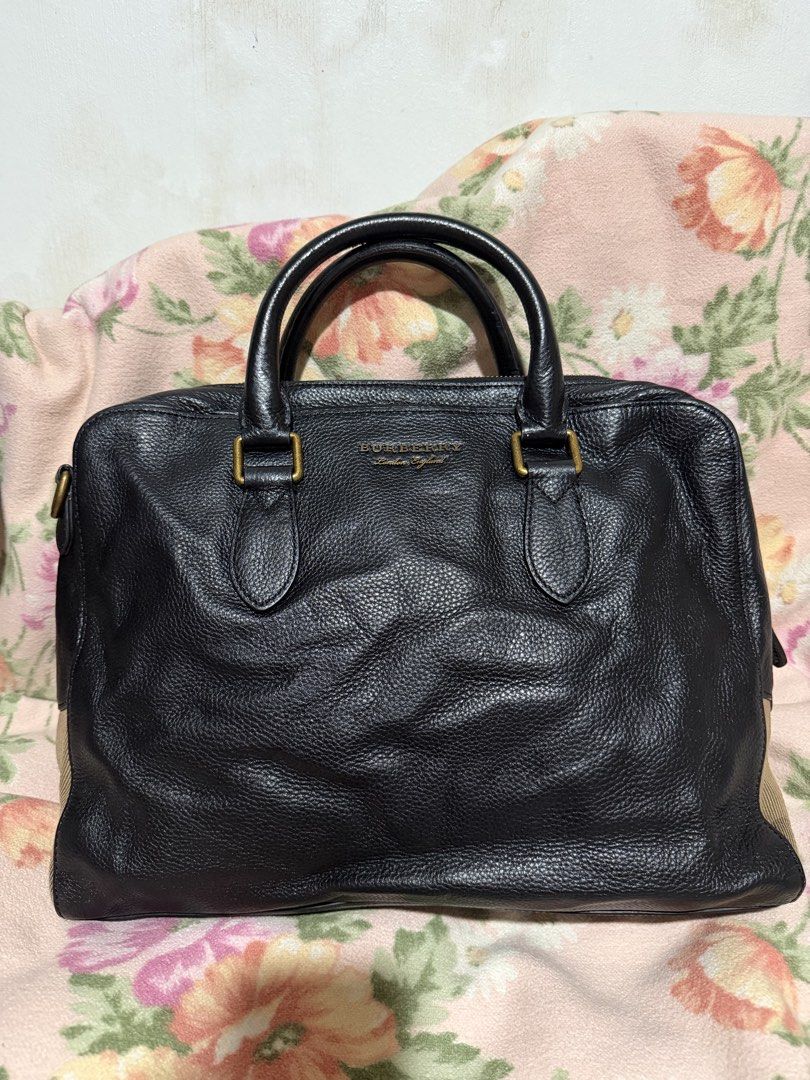 Burberry Laptop bag/ document bag (Category: Luxury Bags & Wallets) located in San Pablo. Submitted by prelovedbymistyblue (Listing ID 1442495110, Image 1). Description: Burberry laptop/document bag, with signs of use on the leather. Still very nice. NO SLING STRAP. made in China. With tags. Minimal rubber lining issue. Measures 14 x 10.5 x 2.2 inches. Selling low for 3300. .