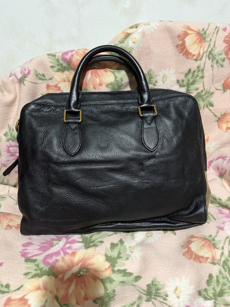 Burberry Laptop bag/ document bag (Category: Luxury Bags & Wallets) located in San Pablo. Submitted by prelovedbymistyblue (Listing ID 1442495110, Image 2). Description: Burberry laptop/document bag, with signs of use on the leather. Still very nice. NO SLING STRAP. made in China. With tags. Minimal rubber lining issue. Measures 14 x 10.5 x 2.2 inches. Selling low for 3300. .