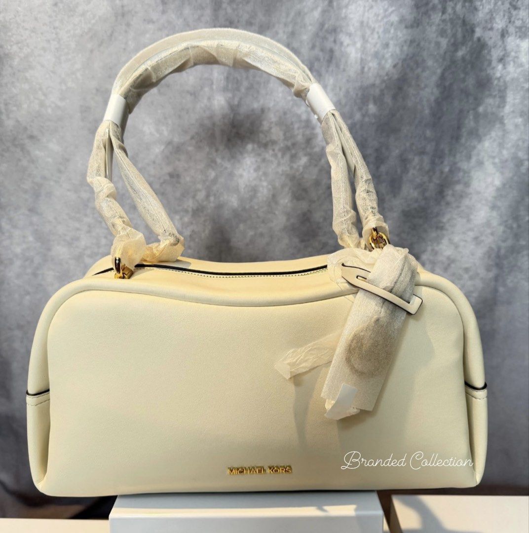 Cecily Medium Bag Cream Pale (Category: Cross-body Bags) located in Manila. Submitted by usbrandedcollections (Listing ID 1442346393, Image 1). Description: SKU: BAG-MKC-0019 Cecily Medium Shoulder Bag Cream Pale. Gold tone hardware. polyurethane blend, 75% polyurethane 25% polyester. Handle drop 10.5”. Detachable strap, interior details back slip pocket. 100% polyester. Zip fastening. 13.5”W x 6.5”H x 4.5”D. ✅ 💯% Legit Seller ✅ 💯 Authentic 🇺�
