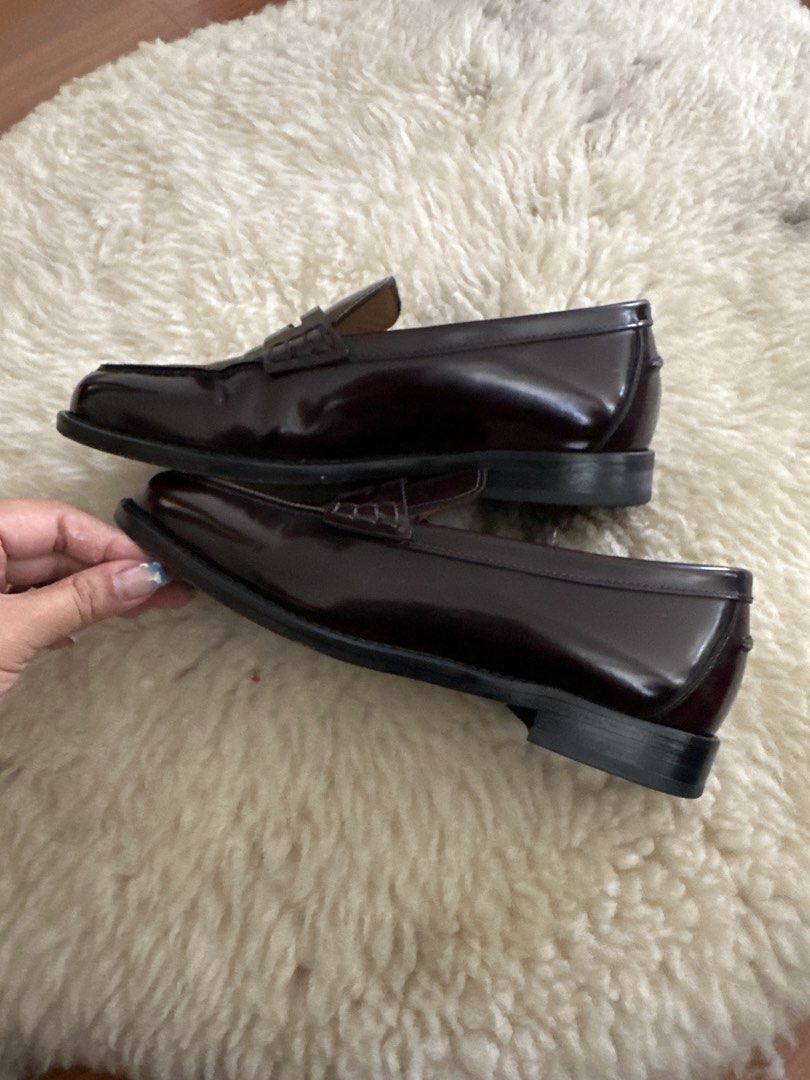 Classic Burgundy Leather Loafers (Category: Loafers) located in Paranaque City. Submitted by v_ray (Listing ID 1442419889, Image 3). Description: - Classic burgundy leather loafers - Timeless style, perfect for dressing up or down - Interior shows some signs of wear but is clean - Soles are in good shape - Ready for a new owner.
