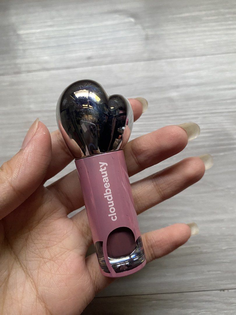 Cloudbeauty Lip Gloss Shade 02 Lit (Category: Makeup) located in Manila. Submitted by declutterwithleen (Listing ID 1442385010, Image 1). Description: Authentic and brand new pa Only swatched once Mop gcash .