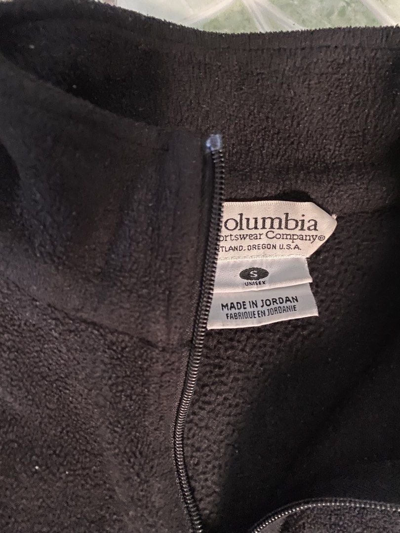 Columbia Fleece Pullover 1/4 Zip Size S (Category: Coats, Jackets and Outerwear) located in Tigaon. Submitted by rap2k (Listing ID 1442352166, Image 2). Description: - Columbia Fleece Pullover - Color: Black - Size: S (Unisex Fit) - Neckline: Quarter Zip - Origin: Made in Jordan - Material: Soft and warm fleece - Perfect for layering or wearing solo.