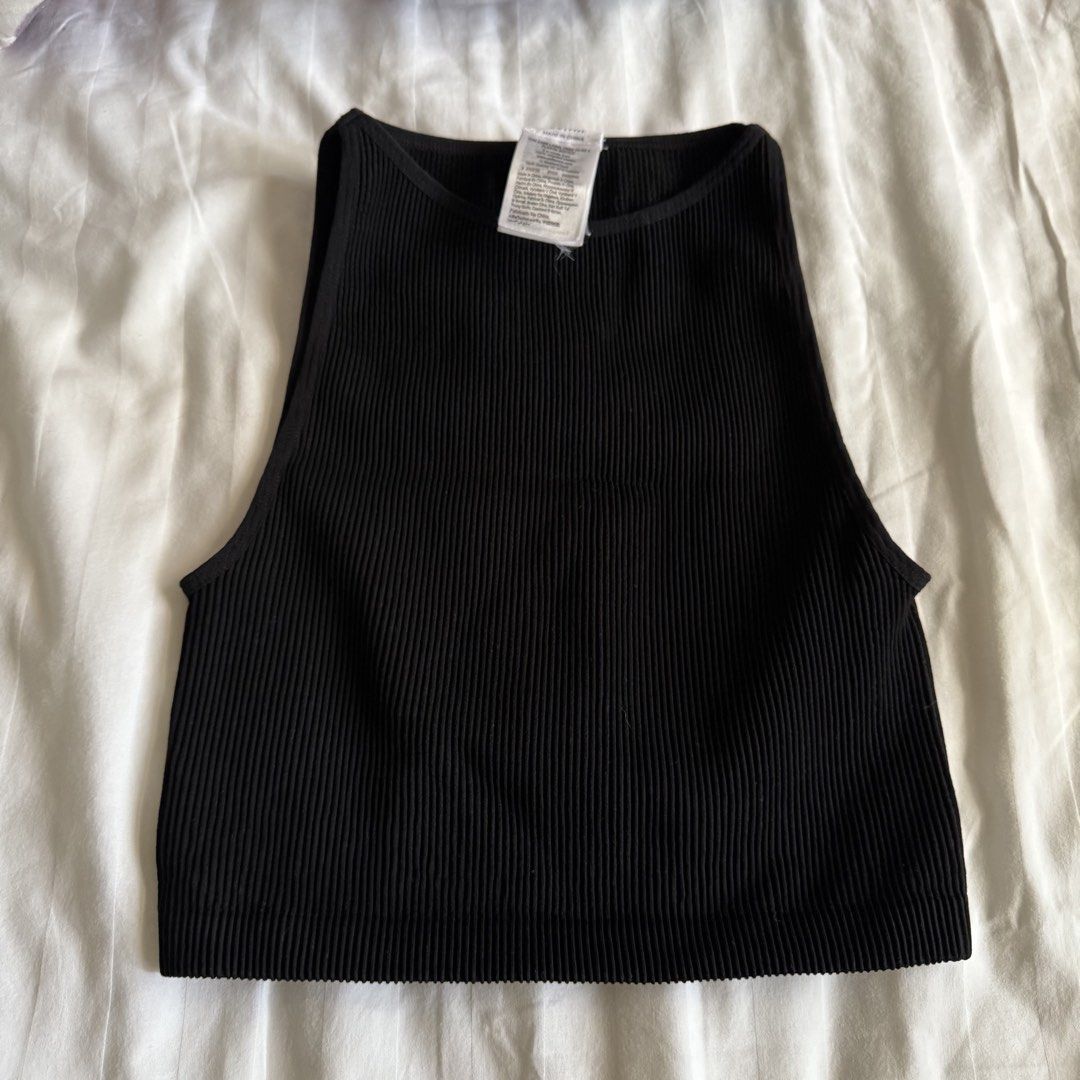 Cotton On Black Ribbed Racerback Crop Top (Category: Sleeveless) located in Pasig City. Submitted by liu03 (Listing ID 1442437601, Image 1). Description: mop: gcash mod: lalamove / j&t.