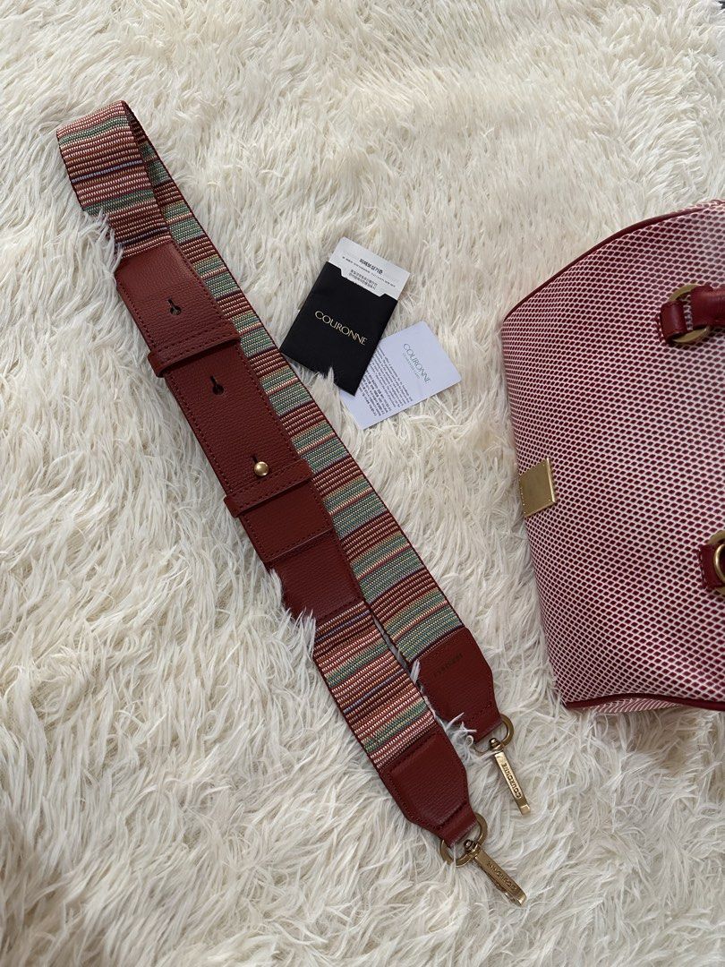 COURONNE Doctor’s bag 2-way (Category: Luxury Bags & Wallets) located in Quezon City. Submitted by riavero (Listing ID 1442392953, Image 2). Description: Pwede sa maselan; ✨ 1 zipper and open pocket ✨ ykk on all zip ✨ with authenticity card ✨ leather tag coded ✨ wide strap included Signs of use: shown sa last 3 photos, too minimal.