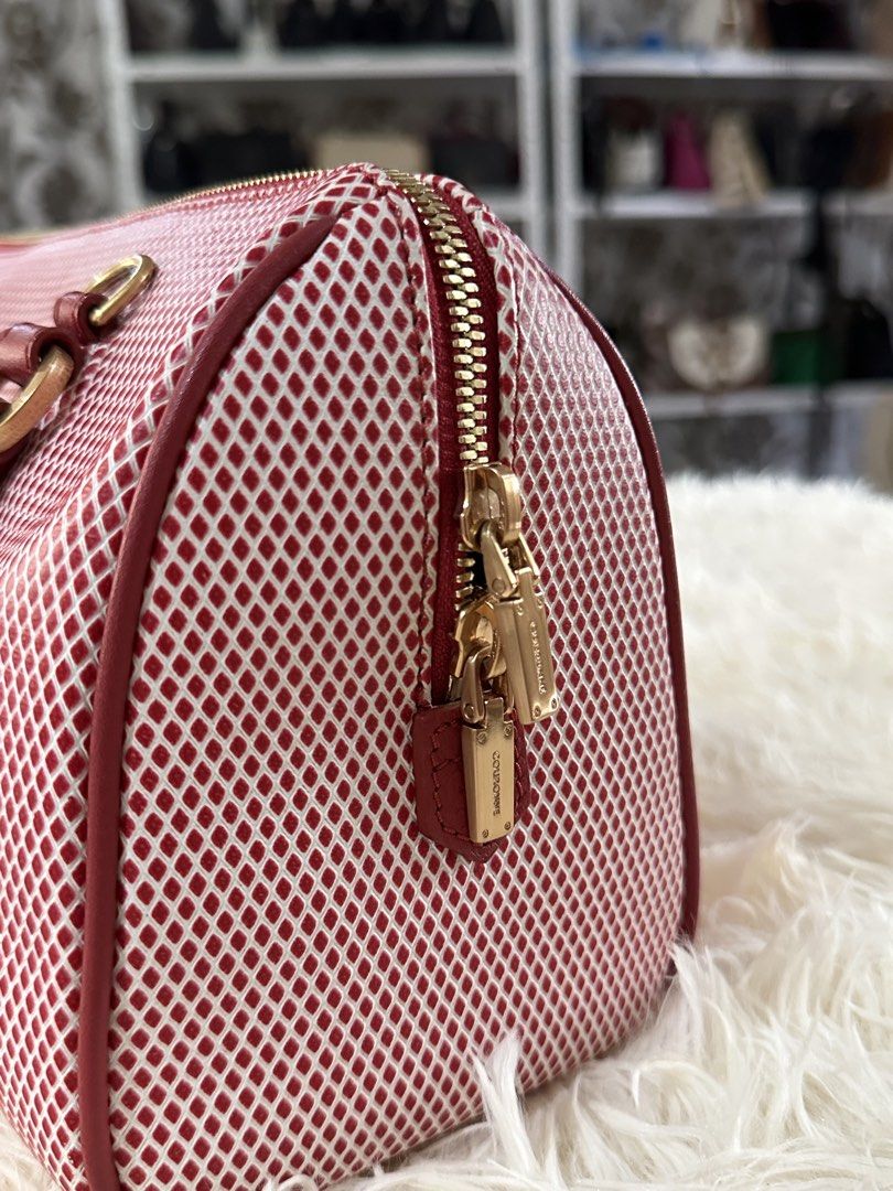 COURONNE Doctor’s bag 2-way (Category: Luxury Bags & Wallets) located in Quezon City. Submitted by riavero (Listing ID 1442392953, Image 3). Description: Pwede sa maselan; ✨ 1 zipper and open pocket ✨ ykk on all zip ✨ with authenticity card ✨ leather tag coded ✨ wide strap included Signs of use: shown sa last 3 photos, too minimal.