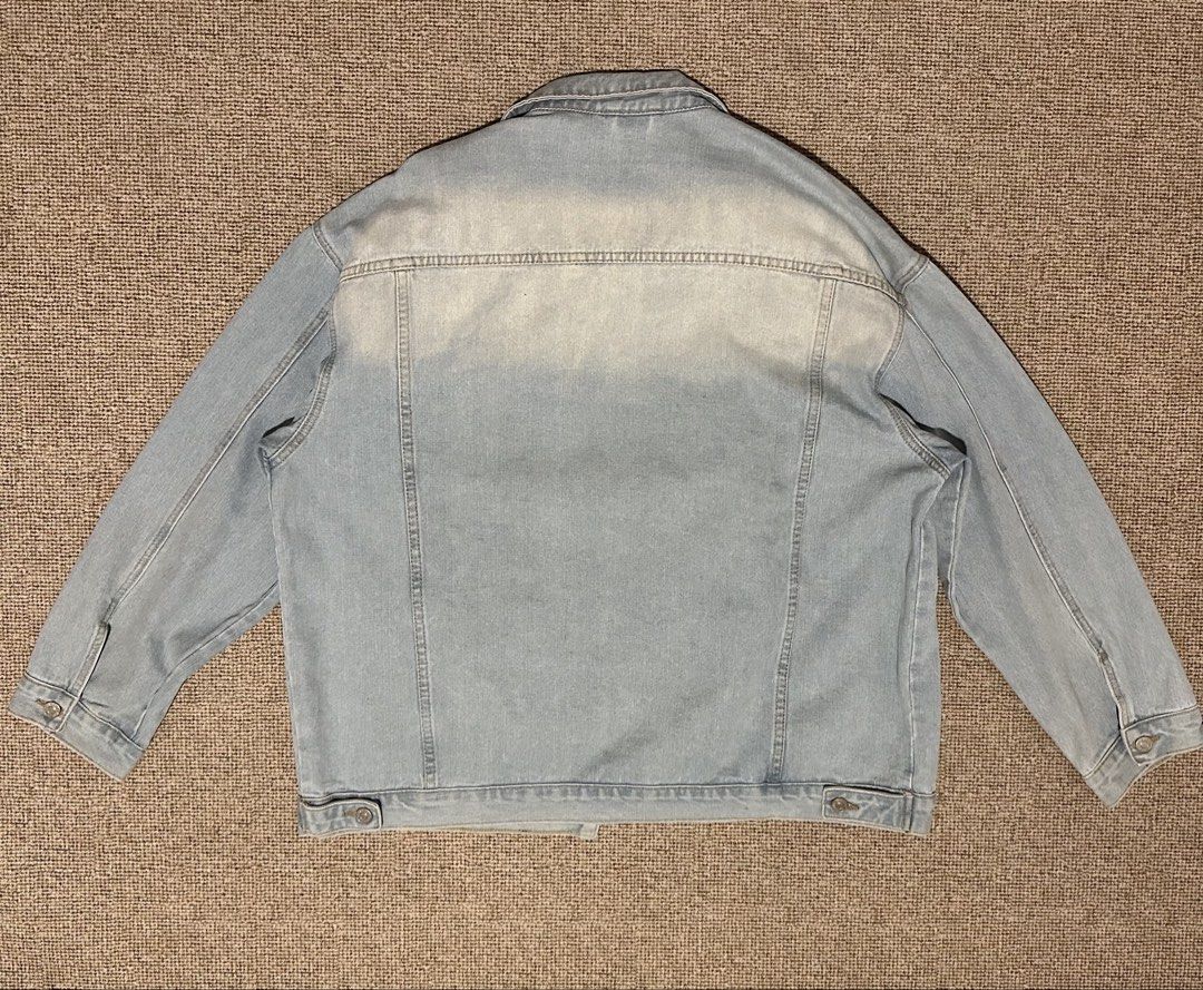 Denim Jacket (Category: Coats, Jackets and Outerwear) located in Nilai. Submitted by zp_storeee (Listing ID 1442531735, Image 2). Description: Denim Jacket For Sale❗ •Condition 9/10 •Small Stain •Thick Cotton •Preloved •Pit:25 inch •Labuh:28 inch •Material:73% Cotton & 18% Polysester Price RM40 dfod Semenanjung) Plus RM 16 untuk postage Sabah/Sarawak.