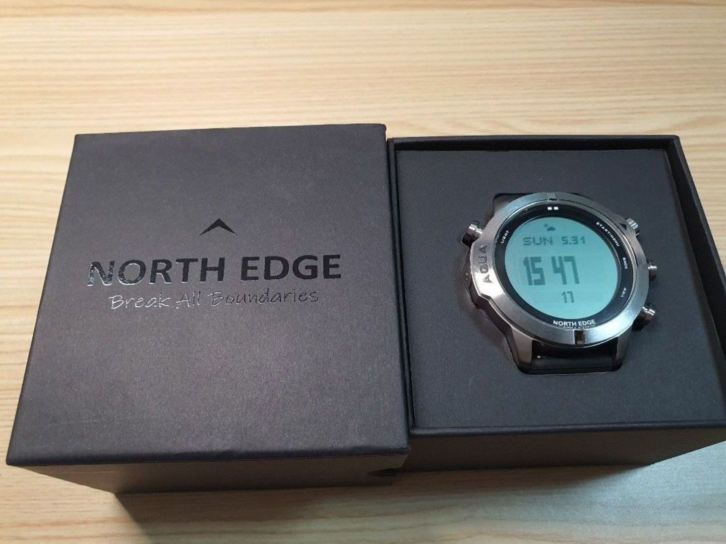 Diving watch (Category: Men's Watches) located in Singapore. Submitted by ryan.srchong (Listing ID 1441066421, Image 2). Description: North Edge Diving Watch for sale. interested can arrange to view..