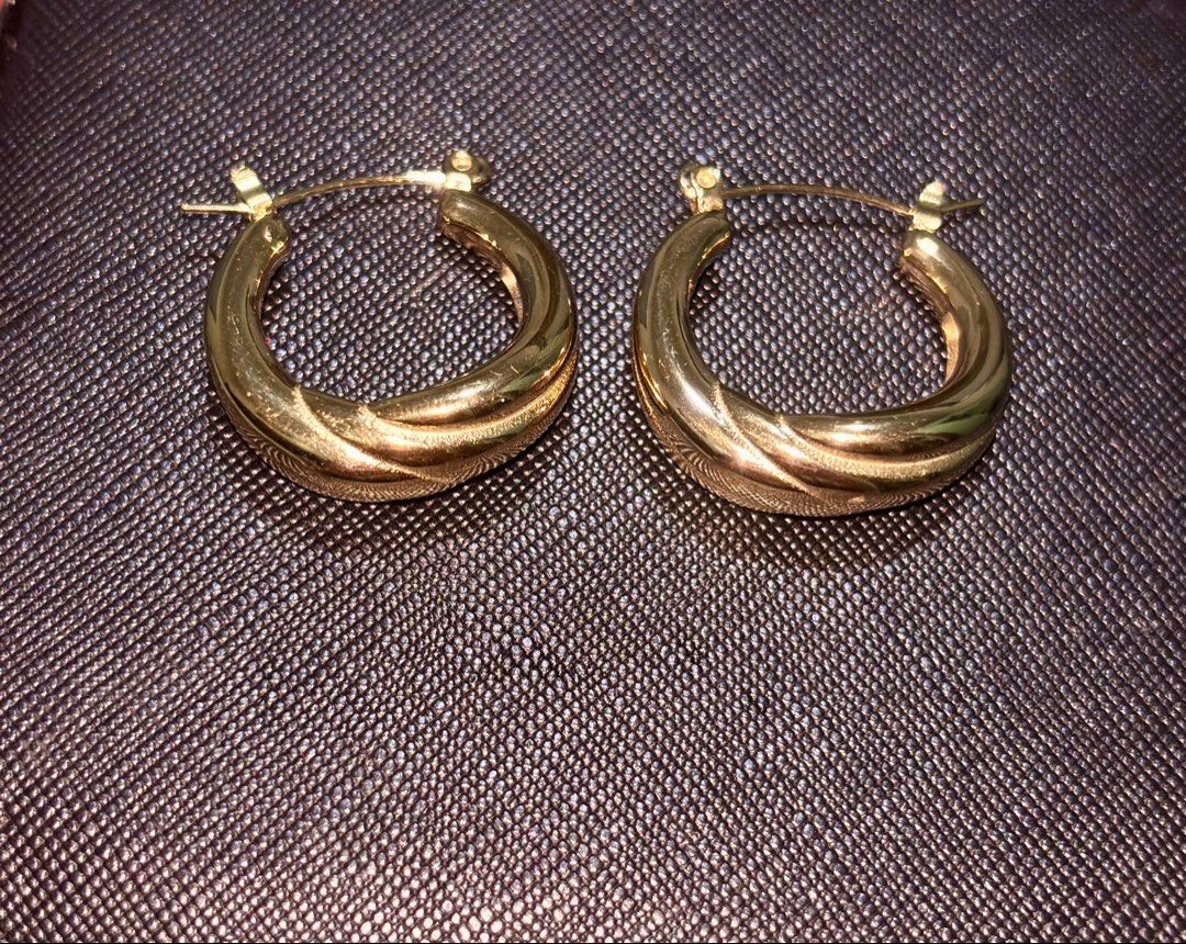 Gold toned Stainless Twisted Earrings (Category: Earrings) located in Quezon City. Submitted by veefinds (Listing ID 1442474425, Image 1). Description: Elegant gold-toned twisted hoop earrings ✨ Stainless steel, PVD coated- tarnish-resistant, and high quality with a luxe 18K gold look. Never used—perfect for everyday wear or special occasions. Effortless elegance in every detail. Selling for ₱1,320 only. Pm me for details!.