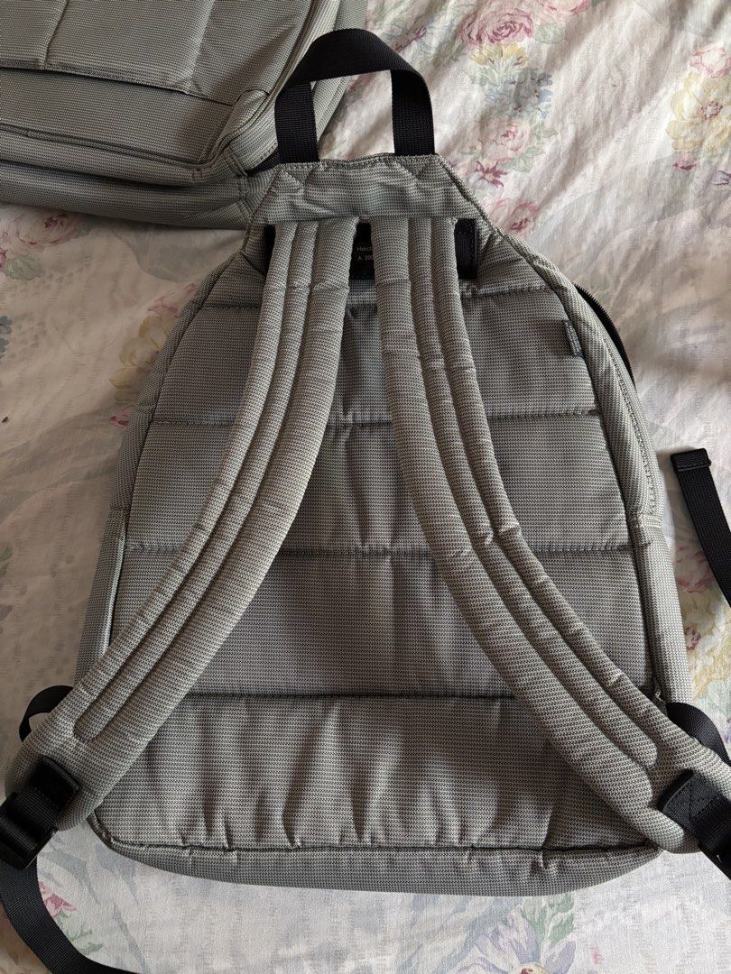 Hedgren Backpack and Laptop bag (Category: Backpacks) located in Quezon City. Submitted by girlanne02 (Listing ID 1442403226, Image 3). Description: Original Hedgren Set of 2 Backpack and laptop bag No butas ONLY ISSUE IS YNG ZIPPER HANDLE WALA NA. Pde lagyan ng replacement nabili online shop .