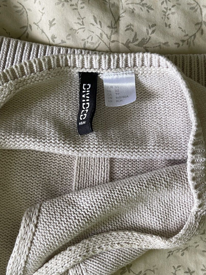 H&M Halter Top (Category: Longsleeves) located in Manila. Submitted by stargirl05 (Listing ID 1442405428, Image 2). Description: - H&M Divided light beige Knit Halter Top - Size XS - Simple and classic design - Comfortable knit material.