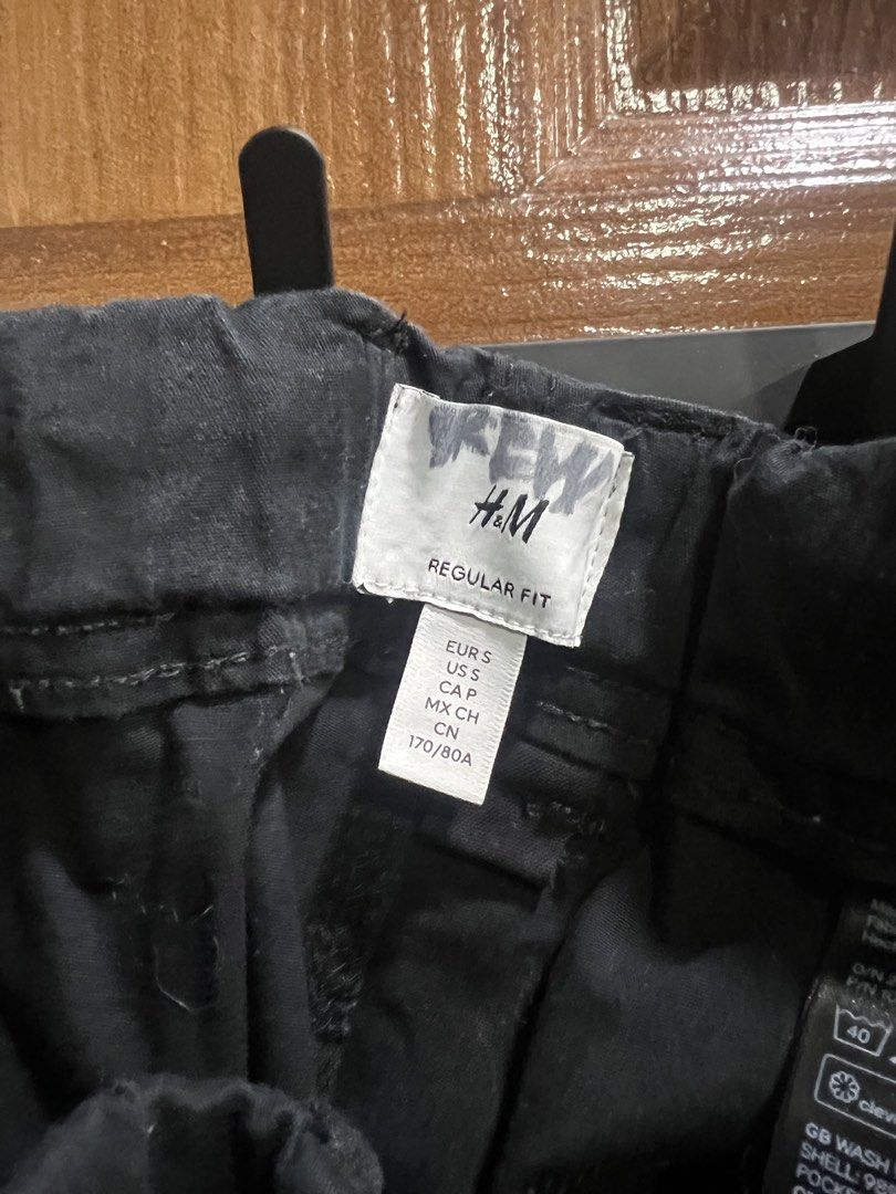 H&M Regular Fit Black Jogger Pants Size S (Category: Joggers) located in Quezon City. Submitted by goodstuffsssssph (Listing ID 1442388464, Image 2). Description: - Brand: H&M - Item: Black Jogger Pants - Fit: Regular - Size: S - Waist: Elastic waistband with drawstring - Pockets: Two side pockets, two back pockets - Ankles: Cuffed - Style: Great for casual wear.