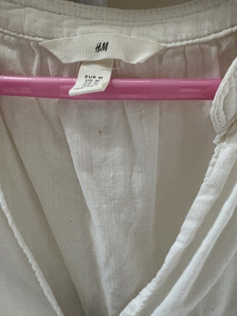 H&M White V-Neck Top Size M (Category: Blouses) located in Paranaque City. Submitted by anacarishe (Listing ID 1442346284, Image 2). Description: - White H&M top - V-neck design with braided detail - Short sleeves - Lightweight fabric - Ideal for casual wear or layering - Easy to style.