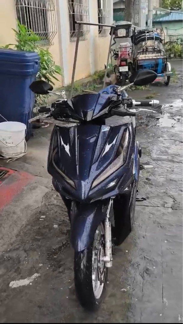 Honda Click 125i V2 - Custom Blue Sparkle (Category: Motorbikes for Sale) located in San Juan City. Submitted by pedrosasiara20 (Listing ID 1442383739, Image 2). Description: PTPA 📍 FOR SALE CLICK V3 STANDARD 📍 ✅ 31k odo ✅ 2023 acquired ✅ Orig All Papers ✅ August mapapaso ✅ Indo concept ✅Naka mdl senlo 60watts ✅ Lahat ng stock na piyesa na nasakin pa ibibigay ko pati box di kana lugi dyan magkano gastos ko sa pag-upgrade ng accesories ✅ Minor d