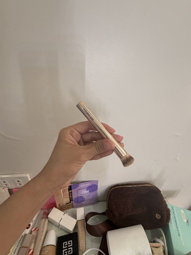 Hourglass concealer brush (Category: Makeup) located in Quezon City. Submitted by destashingmycloset (Listing ID 1442460265, Image 1). Description: .