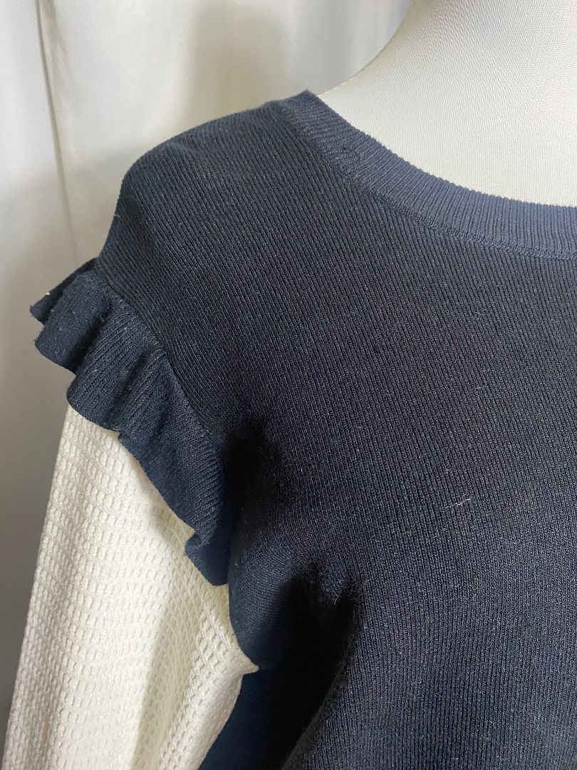 HQ Black knit and white sleeves pullover top (Category: Longsleeves) located in Las Pinas. Submitted by ipickyou (Listing ID 1442492726, Image 3). Description: Unwashed Condition: 10/10 𝗣𝗿𝗶𝗰𝗲: ₱𝟯𝟴𝟬 𝗠𝗲𝗮𝘀𝘂𝗿𝗲𝗺𝗲𝗻𝘁𝘀 𝘄𝗵𝗲𝗻 𝗹𝗮𝗶𝗱 𝗳𝗹𝗮𝘁: -Shoulder to shoulder: 17 1/2” -Armpit to armpit: 20” -Length: 22 1/2”.