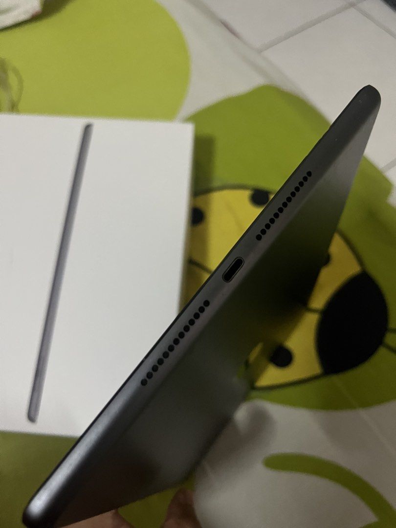 Ipad 9th (Category: iPad) located in Kuala Lumpur. Submitted by Beatrice_ (Listing ID 1442394873, Image 2). Description: Ipad with box (without charger).