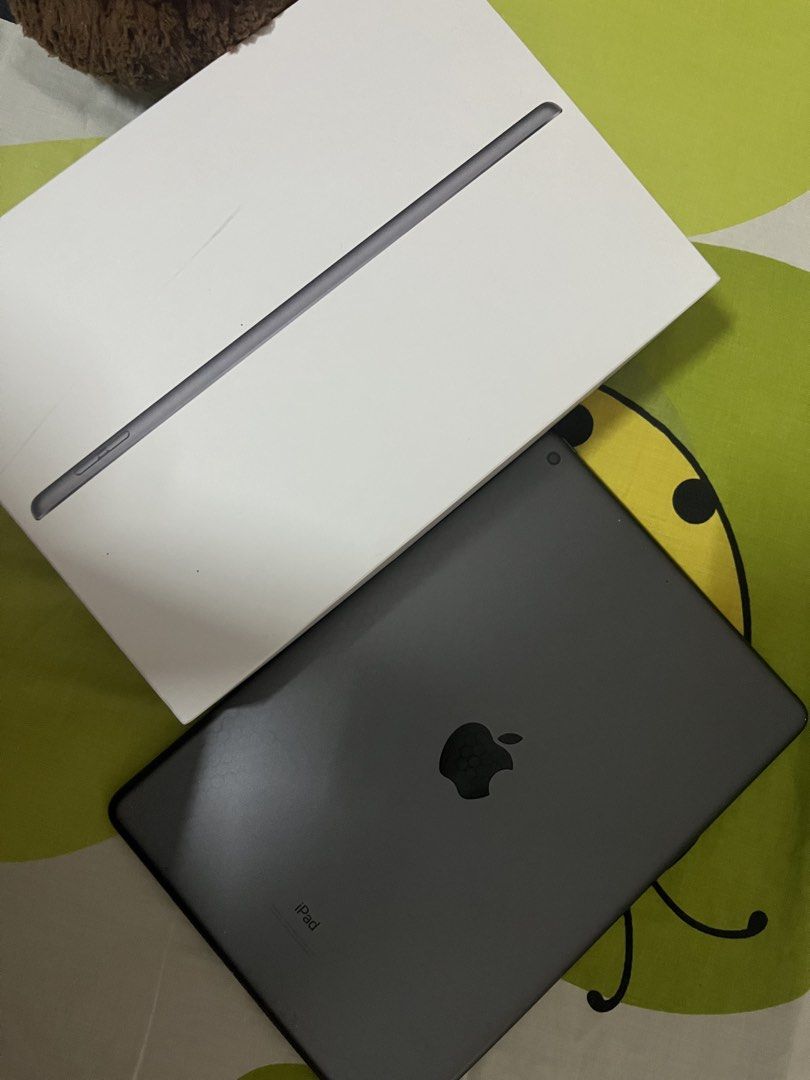 Ipad 9th (Category: iPad) located in Kuala Lumpur. Submitted by Beatrice_ (Listing ID 1442394873, Image 1). Description: Ipad with box (without charger).