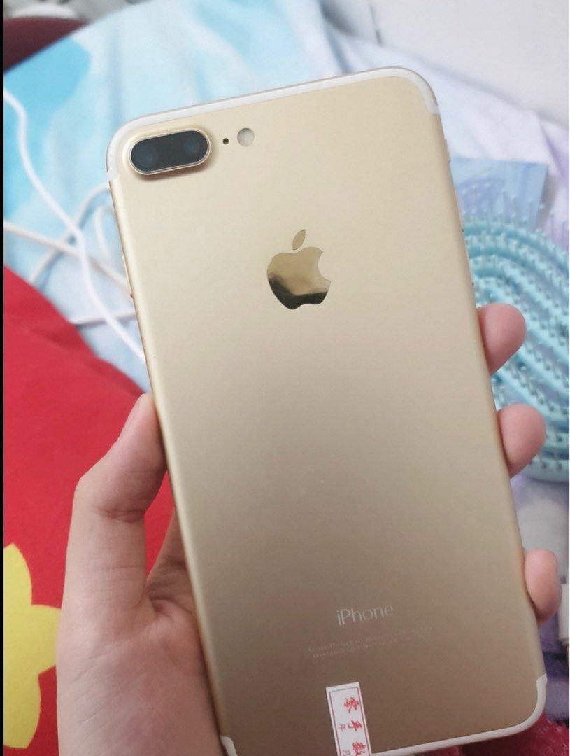 iPhone 7 Plus 金色 128GB （分類：iPhone 7 系列）位於 Hong Kong。 由 huaqiangbe 提交（商品編號 1442455945，圖片 2）。簡介： iPhone 7 Plus 128GB 金色。雙鏡頭，影相一流。機身冇花痕，操作正常。送充電線同火牛。有盒全部都是原裝沒有換過的拍照很好看。