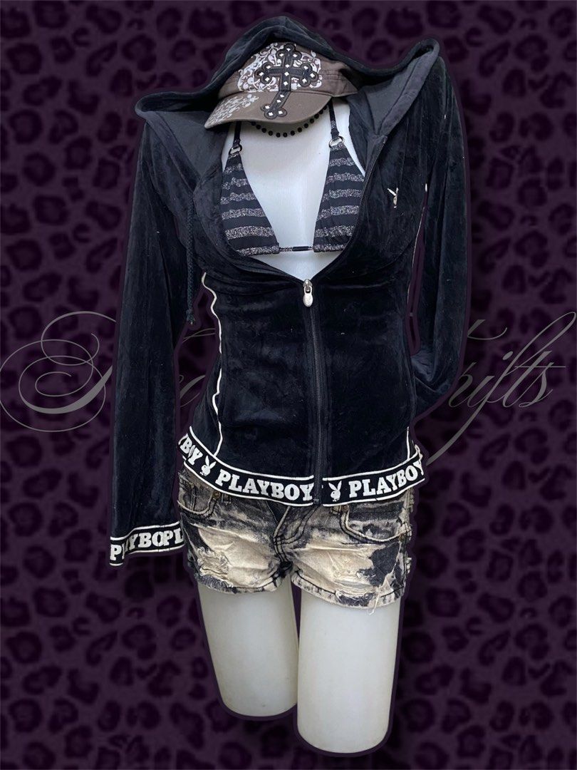 Japan Playboy Velvet Zip Up Jacket (Category: Longsleeves) located in Cavite. Submitted by selectedbymedea (Listing ID 1442538294, Image 1). Description: ˖ 𝐉𝐏 𝐏𝐋𝐀𝐘𝐁𝐎𝐘 𝐛𝐥𝐚𝐜𝐤 𝐯𝐞𝐥𝐯𝐞𝐭 𝐡𝐨𝐨𝐝𝐢𝐞 𝐟𝐞𝐚𝐭𝐮𝐫𝐞𝐬 𝐩𝐫𝐨𝐦𝐢𝐧𝐞𝐧𝐭 𝐰𝐡𝐢𝐭𝐞 𝐥𝐨𝐠𝐨 𝐥𝐞𝐭𝐭𝐞𝐫𝐢𝐧𝐠 𝐚𝐥𝐨𝐧𝐠 𝐭𝐡𝐞 𝐡𝐞𝐦 𝐚𝐧𝐝 𝐜𝐮𝐟𝐟𝐬🪽 ⤷ 𝐰𝐚𝐬𝐡𝐞𝐝 & 𝐫𝐞𝐚𝐝𝐲 𝐭𝐨 𝐰𝐞𝐚𝐫 ── ⟢ ・⸝⸝ ⋮ ⌗ ┆꩜ 𝐬𝐢𝐳𝐞: 𝐬𝐦𝐚𝐥𝐥-𝐦𝐞𝐝𝐢𝐮𝐦 (𝐨𝐧𝐞 𝐬𝐭𝐨𝐜𝐤 𝐨𝐧𝐥
