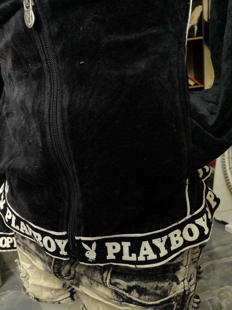 Japan Playboy Velvet Zip Up Jacket (Category: Longsleeves) located in Cavite. Submitted by selectedbymedea (Listing ID 1442538294, Image 3). Description: ˖ 𝐉𝐏 𝐏𝐋𝐀𝐘𝐁𝐎𝐘 𝐛𝐥𝐚𝐜𝐤 𝐯𝐞𝐥𝐯𝐞𝐭 𝐡𝐨𝐨𝐝𝐢𝐞 𝐟𝐞𝐚𝐭𝐮𝐫𝐞𝐬 𝐩𝐫𝐨𝐦𝐢𝐧𝐞𝐧𝐭 𝐰𝐡𝐢𝐭𝐞 𝐥𝐨𝐠𝐨 𝐥𝐞𝐭𝐭𝐞𝐫𝐢𝐧𝐠 𝐚𝐥𝐨𝐧𝐠 𝐭𝐡𝐞 𝐡𝐞𝐦 𝐚𝐧𝐝 𝐜𝐮𝐟𝐟𝐬🪽 ⤷ 𝐰𝐚𝐬𝐡𝐞𝐝 & 𝐫𝐞𝐚𝐝𝐲 𝐭𝐨 𝐰𝐞𝐚𝐫 ── ⟢ ・⸝⸝ ⋮ ⌗ ┆꩜ 𝐬𝐢𝐳𝐞: 𝐬𝐦𝐚𝐥𝐥-𝐦𝐞𝐝𝐢𝐮𝐦 (𝐨𝐧𝐞 𝐬𝐭𝐨𝐜𝐤 𝐨𝐧𝐥