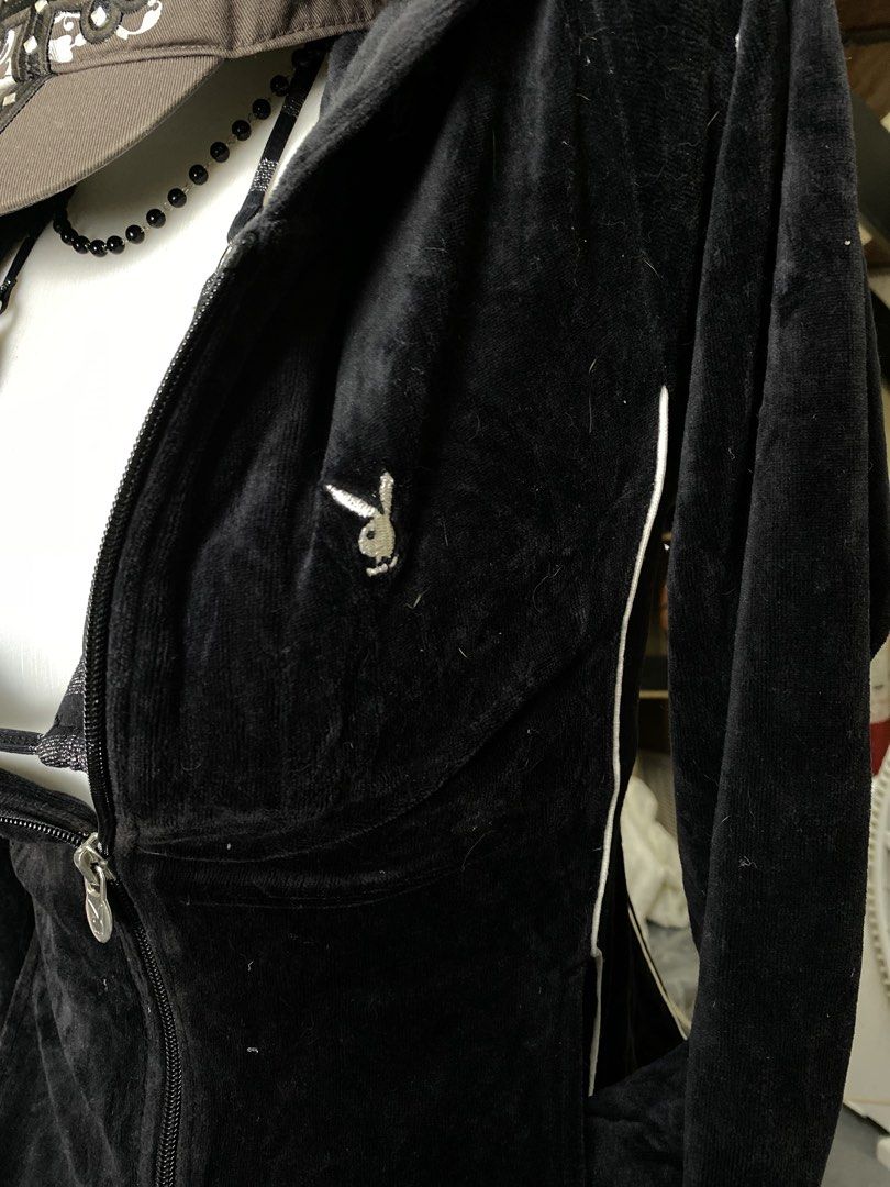 Japan Playboy Velvet Zip Up Jacket (Category: Longsleeves) located in Cavite. Submitted by selectedbymedea (Listing ID 1442538294, Image 2). Description: ˖ 𝐉𝐏 𝐏𝐋𝐀𝐘𝐁𝐎𝐘 𝐛𝐥𝐚𝐜𝐤 𝐯𝐞𝐥𝐯𝐞𝐭 𝐡𝐨𝐨𝐝𝐢𝐞 𝐟𝐞𝐚𝐭𝐮𝐫𝐞𝐬 𝐩𝐫𝐨𝐦𝐢𝐧𝐞𝐧𝐭 𝐰𝐡𝐢𝐭𝐞 𝐥𝐨𝐠𝐨 𝐥𝐞𝐭𝐭𝐞𝐫𝐢𝐧𝐠 𝐚𝐥𝐨𝐧𝐠 𝐭𝐡𝐞 𝐡𝐞𝐦 𝐚𝐧𝐝 𝐜𝐮𝐟𝐟𝐬🪽 ⤷ 𝐰𝐚𝐬𝐡𝐞𝐝 & 𝐫𝐞𝐚𝐝𝐲 𝐭𝐨 𝐰𝐞𝐚𝐫 ── ⟢ ・⸝⸝ ⋮ ⌗ ┆꩜ 𝐬𝐢𝐳𝐞: 𝐬𝐦𝐚𝐥𝐥-𝐦𝐞𝐝𝐢𝐮𝐦 (𝐨𝐧𝐞 𝐬𝐭𝐨𝐜𝐤 𝐨𝐧𝐥
