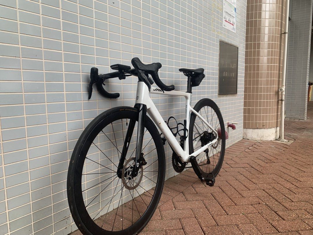 JAVA 公路車 （分類：單車）位於 Hong Kong。 由 zero_18 提交（商品編號 1442497333，圖片 2）。簡介： S size 架，走sit，lock同水壼架，包枝藍圖剎油，馬牌呔，前gsr 後gp5000，可加錢換7170 。