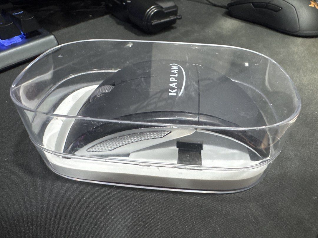 Kaplan Wireless Optical Computer Mouse (Category: Mouse & Mousepads) located in Singapore. Submitted by agentrox (Listing ID 1442512349, Image 2). Description: - Black Kaplan wireless optical mouse - Works well - Easy plug and play setup - Ideal for everyday computer use - Comes with original clear plastic case.