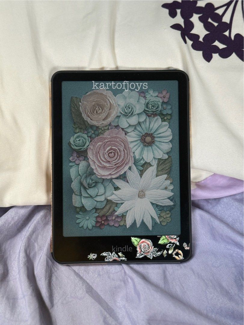 Kindle Colorsoft 16 gb 2025 (Category: E-Readers) located in Las Pinas. Submitted by kartofjoys (Listing ID 1442349974, Image 1). Description: Please read before sending a message! Device is good as new *Comes with the original box and all its contents *Digio screen protector in place upon purchase so no screen scratch whatsoever *Free flip case with transparent back *Free insert *Free stickers *Free thick crochet pouch (like padded) RFS: declutt