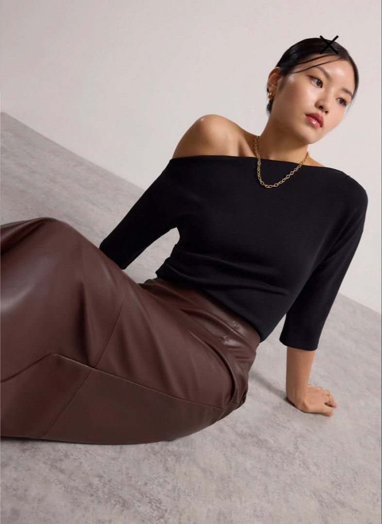 LB Juno Tencel Asymmetric Batwing Top Black (Category: Sets or Coordinates) located in Singapore. Submitted by pigupigupigu00 (Listing ID 1442507215, Image 1). Description: BNWT Inclusive of free tracked mailing Meetups only at Sembawang shopping centre Once sold, no returns, refunds, exchange, trade, etc.