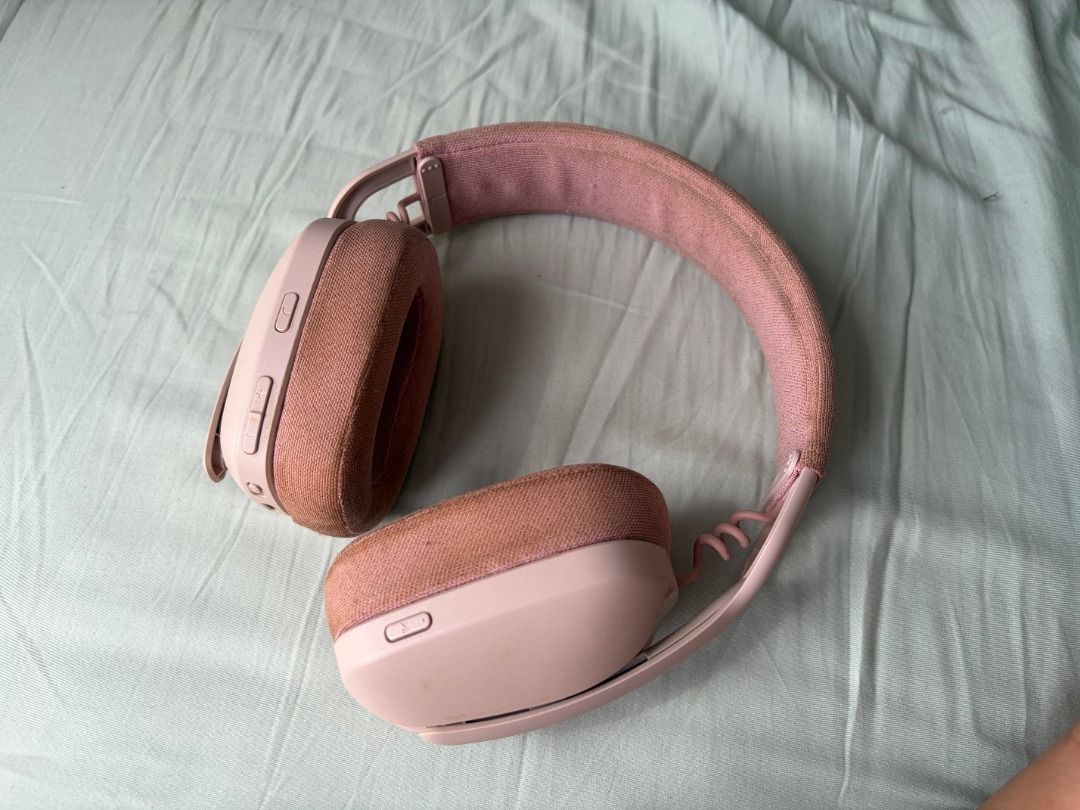 Logitech Zone100 Wireless Gaming Headset - Pink (Category: Headphones & Headsets) located in Muntinlupa City. Submitted by ladyjustineb (Listing ID 1442509611, Image 2). Description: Logitehc Zone 100 Gaming Headset - Pink - Wireless and Super Lightweight - Integrated Microphone - Soft and Comfortable Earcups - Perfect for Gaming and Music - In Excellent Working Condition.