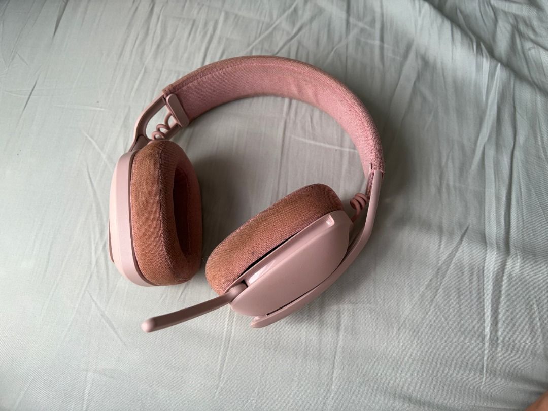 Logitech Zone100 Wireless Gaming Headset - Pink (Category: Headphones & Headsets) located in Muntinlupa City. Submitted by ladyjustineb (Listing ID 1442509611, Image 3). Description: Logitehc Zone 100 Gaming Headset - Pink - Wireless and Super Lightweight - Integrated Microphone - Soft and Comfortable Earcups - Perfect for Gaming and Music - In Excellent Working Condition.