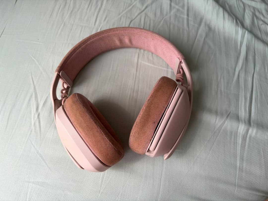 Logitech Zone100 Wireless Gaming Headset - Pink (Category: Headphones & Headsets) located in Muntinlupa City. Submitted by ladyjustineb (Listing ID 1442509611, Image 1). Description: Logitehc Zone 100 Gaming Headset - Pink - Wireless and Super Lightweight - Integrated Microphone - Soft and Comfortable Earcups - Perfect for Gaming and Music - In Excellent Working Condition.