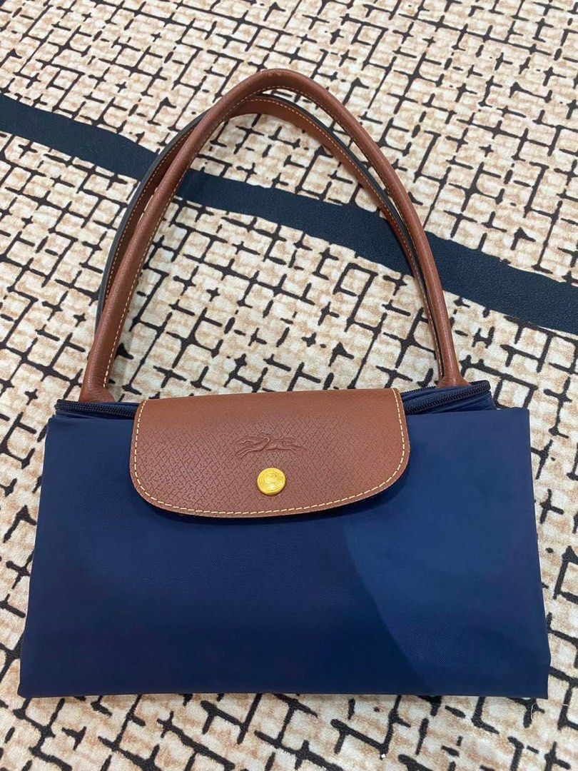 Longcham (Category: Tote Bags) located in Kuala Lumpur. Submitted by alaempire (Listing ID 1442471214, Image 3). Description: 🔥 Longchamp Le Pliage Size L – Navy Blue 🔥 ✔️ Preloved Original ✔️ Saiz L – muat banyak barang ✔️ Zip & button berfungsi baik ✔️ Warna Navy Blue klasik dan mudah dipadankan ✔️ Sesuai untuk kerja, travel, shopping atau kegunaan harian 📌 Condition masih cantik seperti gambar 📌 Bag sahaja 💰 Harga: RM300 Nego Serious buye