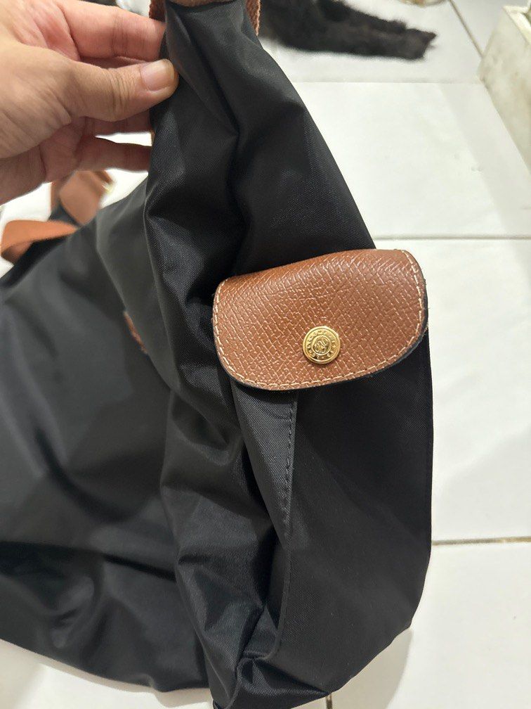 Longchamp Le Pliage Hobo Bag (Category: Luxury Bags & Wallets) located in Marikina City. Submitted by feibella_clothing24 (Listing ID 1438055816, Image 3). Description: - Longchamp Le Pliage Hobo bag - Spacious design with shoulder strap - Made of durable nylon with leather accents - Features a main compartment and an exterior pocket - Neutral color with brown leather details - Versatile and suitable for everyday use please do self authenticate..