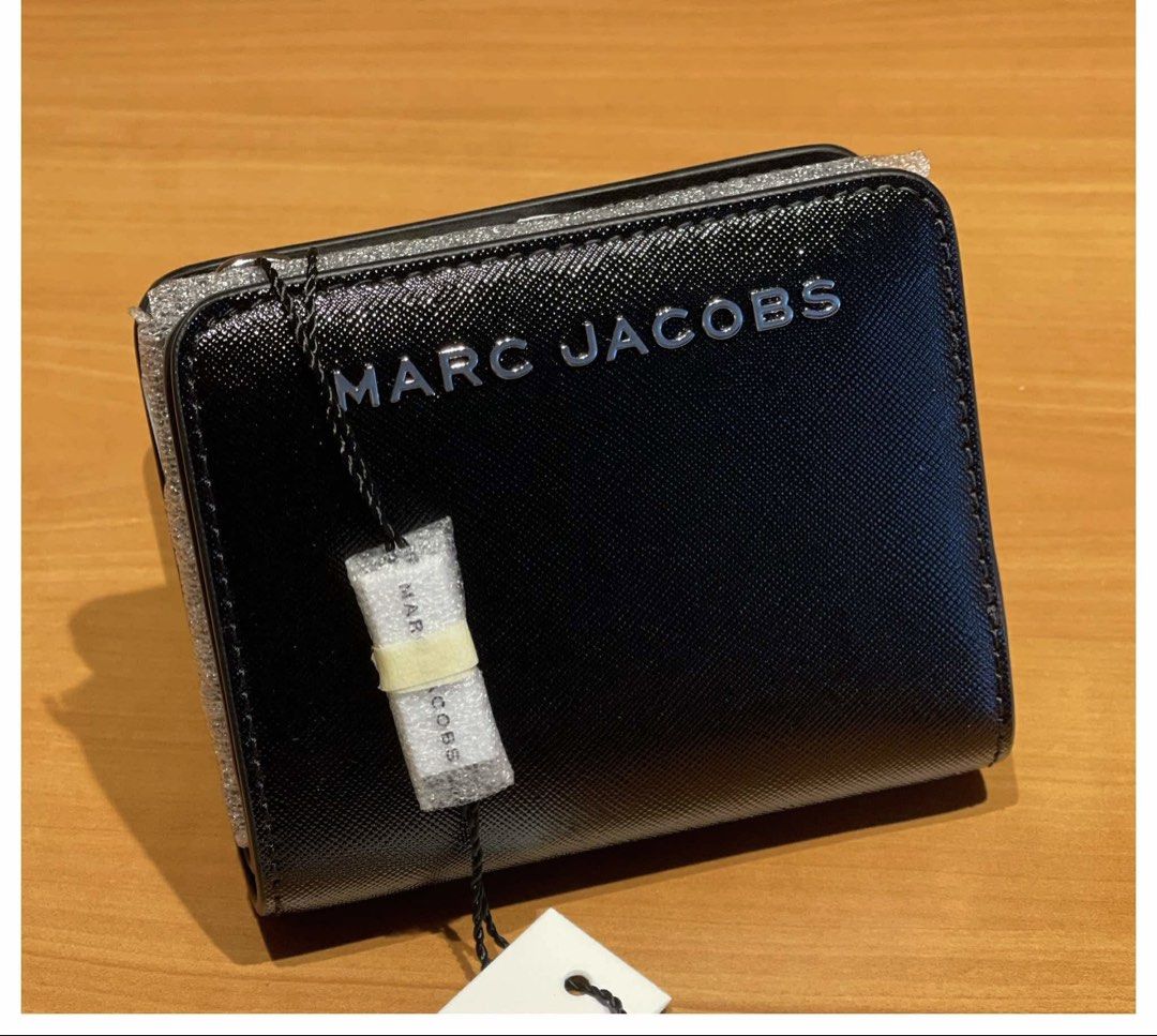 Marc Jacobs Black Saffiano Leather Small Wallet (Category: Luxury Bags & Wallets) located in Caloocan City. Submitted by Roowchelly (Listing ID 1442351385, Image 1). Description: - Genuine Black Marc Jacobs Wallet - Made from durable Saffiano Leather - Features the iconic Marc Jacobs logo on the front - Brand new with original tags still attached - Compact size, perfect for everyday use - Ample compartments for cards and cash.