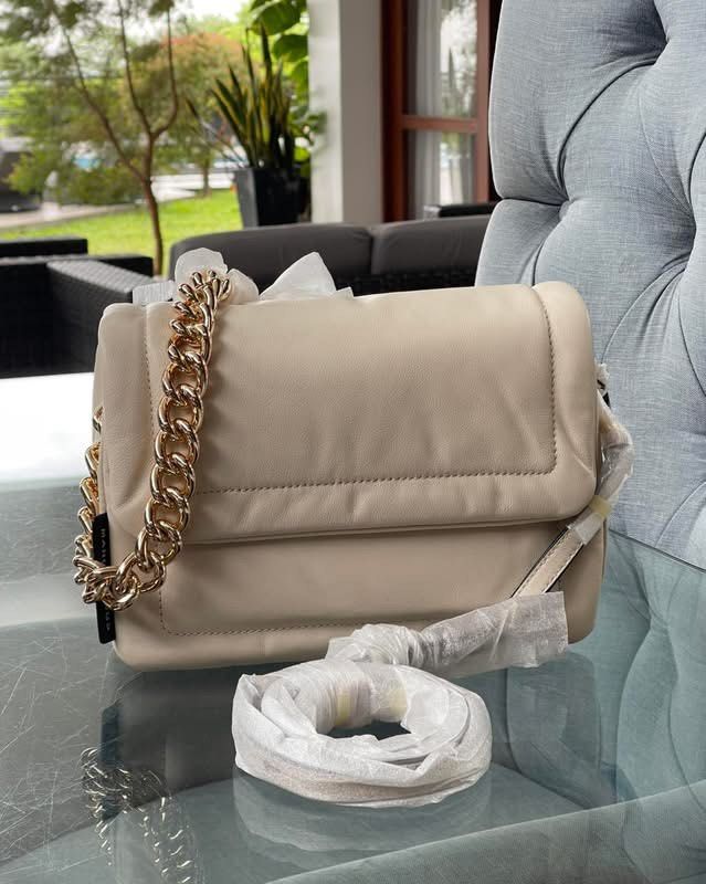 Marc Jacobs The Pillow Bag Cream (Category: Luxury Bags & Wallets) located in Caloocan City. Submitted by Roowchelly (Listing ID 1442351910, Image 1). Description: - Brand: Marc Jacobs - Color: Cream - Features: Chunky gold chain strap, longer adjustable strap - Condition: Like new, with original packaging on straps and hardware - Ideal for: Everyday use.