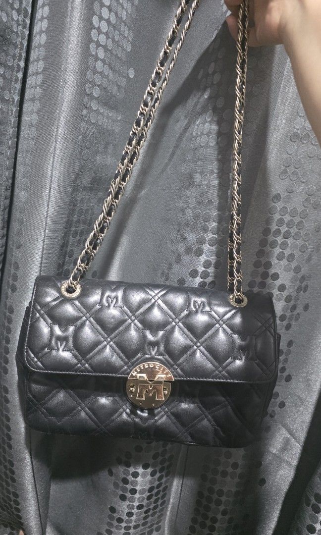 Metrocity Convertible Quilted (Category: Shoulder Bags) located in Manila. Submitted by declutterforbtsticket (Listing ID 1442422885, Image 1). Description: scratches on hardware.