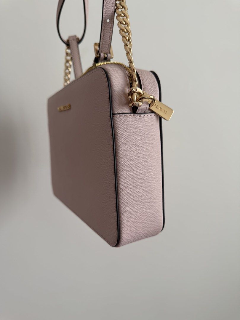 MICHAEL KORS (Category: Cross-body Bags) located in Taguig. Submitted by que_08 (Listing ID 1442475589, Image 3). Description: .