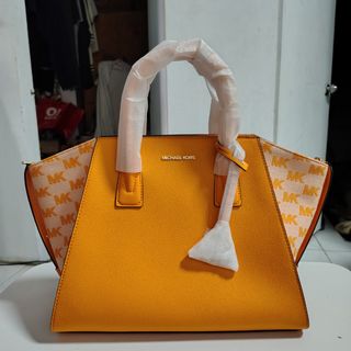 (Category: ) located in . Submitted by simone.closet (Listing ID 1442357561, Image 1). Description: .
