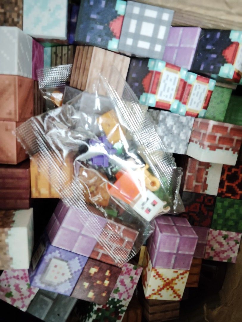 Minecraft bricks （分類：樂高及拼砌組合）位於 Hong Kong。 由 puipui41 提交（商品編號 1442422243，圖片 3）。簡介： 呢盒係Minecraft風格嘅磁力積木，可以砌到好多唔同造型，好似金字塔、小屋咁。入面有好多唔同圖案嘅積木塊，仲有埋迷你人仔。小朋友玩就最啱，可以發揮創意。。