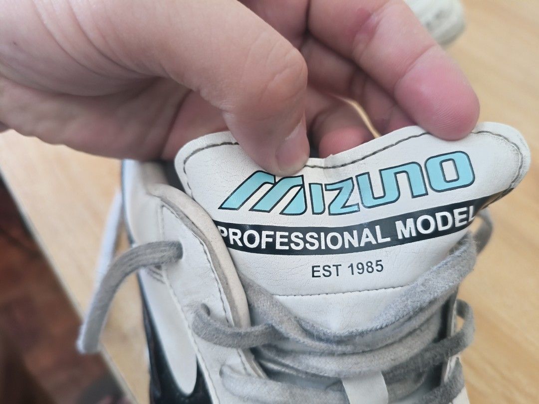 Mizuno Morelia Pro Turf Shoes (Category: Racket and Ball Sports) located in Quezon City. Submitted by mferrer21 (Listing ID 1442414653, Image 3). Description: Mizuno Morelia (Pro Model) Turf soleplate Thrifted pair. No sole separation. Missing original insole. Okay pa pang training/harabas. 7/10 condition Size U.s 7.5 RFS: May bago na Price: 300 php+shipping 💸 Meet up via any LRT2 station for cash/online payment ❗Willing to exchange for badminto