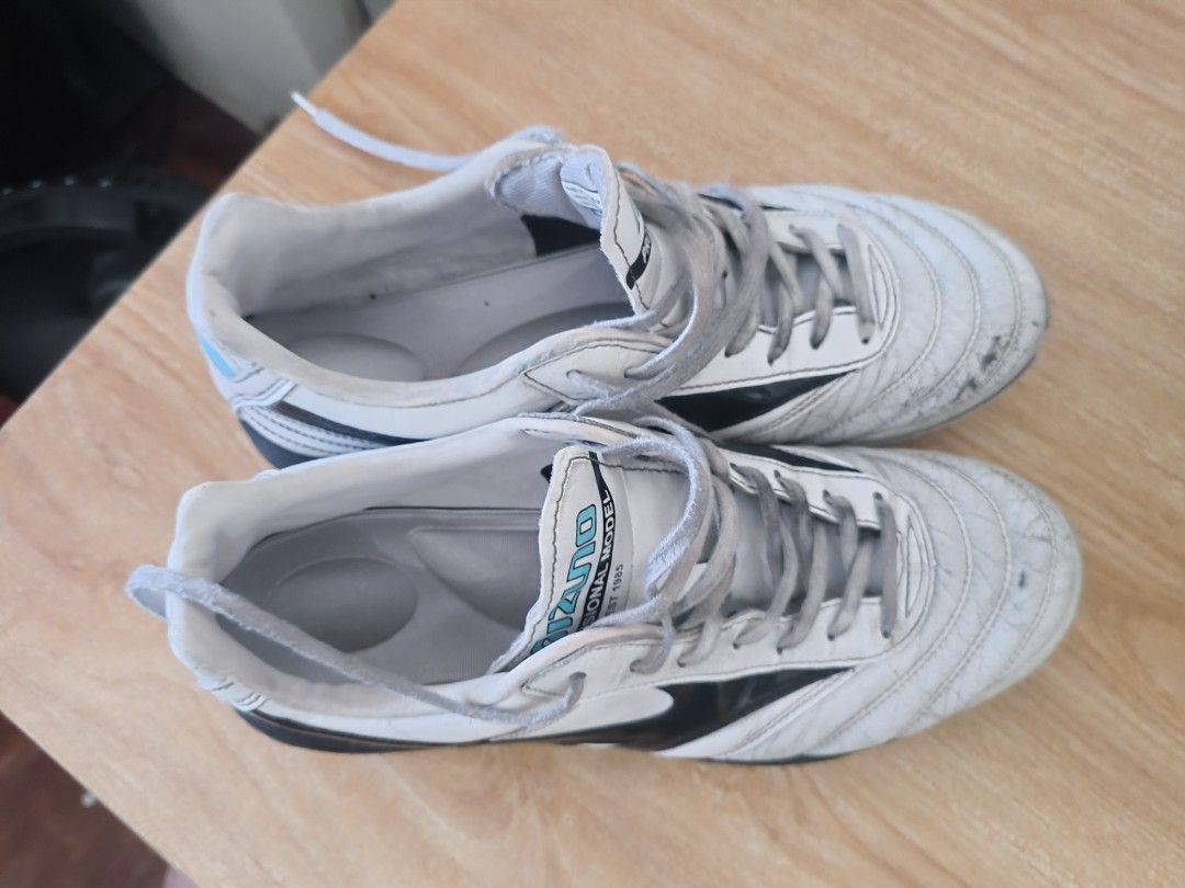 Mizuno Morelia Pro Turf Shoes (Category: Racket and Ball Sports) located in Quezon City. Submitted by mferrer21 (Listing ID 1442414653, Image 2). Description: Mizuno Morelia (Pro Model) Turf soleplate Thrifted pair. No sole separation. Missing original insole. Okay pa pang training/harabas. 7/10 condition Size U.s 7.5 RFS: May bago na Price: 300 php+shipping 💸 Meet up via any LRT2 station for cash/online payment ❗Willing to exchange for badminto