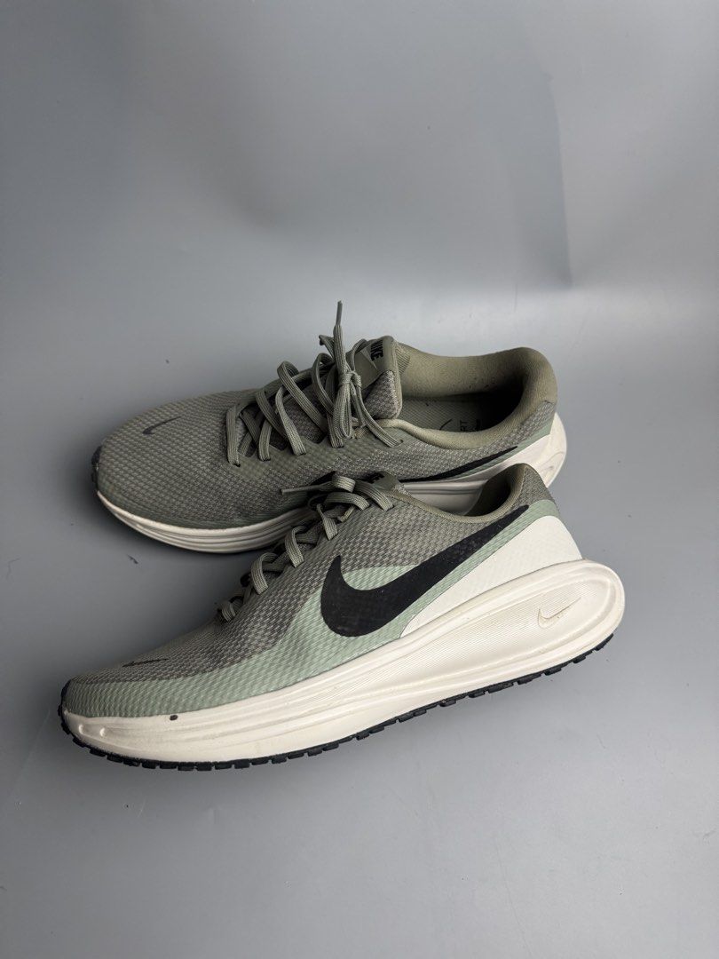 Nike - Revolution 8 Road - Shoes (Category: Sneakers) located in San Pablo. Submitted by _daddyrey (Listing ID 1442357967, Image 1). Description: Nike - Revolution 8 Road - Shoes Size 8.5us No flaws Almost new condition Authentic DM!.