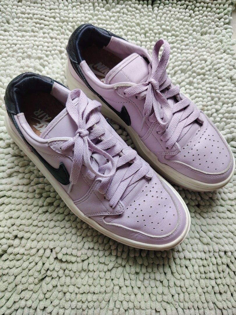 Nike Air Jordan 1 Elevate Low SE US6. 5 (Category: Sneakers) located in Quezon City. Submitted by waemierrie (Listing ID 1442352683, Image 2). Description: Original Nike Jordan 1 US6.5 Women EUR37.5 23.5cm Dirt and a little bit of yellowing sa midsole Para siyang cream. Signs of usage like creasing and scratches, and minimal dikitin sa midsole like millimeters Lang. Dainty color and platform height of 1.5inches. Lavender Nike Air Jordan 1 Elevate