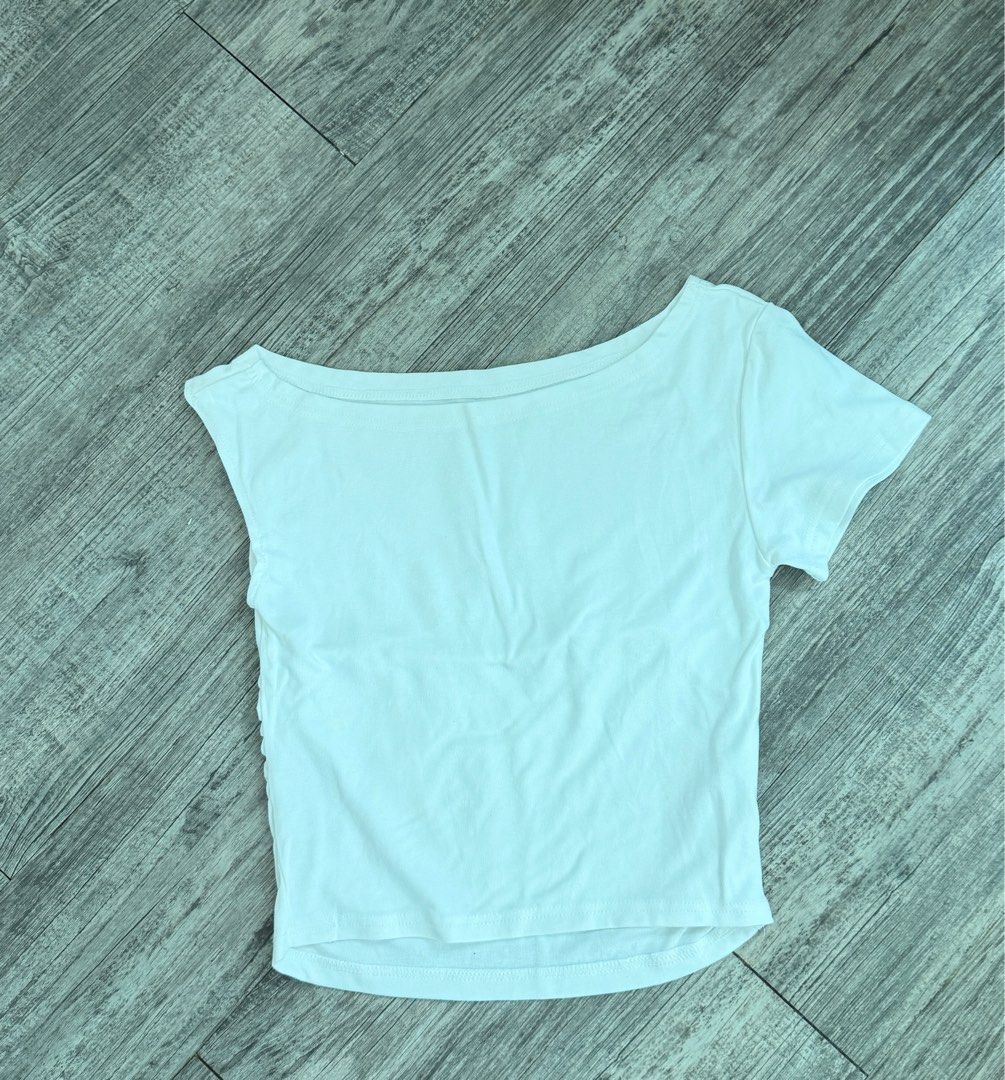 Off shoulder basic tee （分類：T-shirt）位於 Hong Kong。 由 happythriftsshopping_ 提交（商品編號 1442509433，圖片 1）。簡介： dm if interested!。