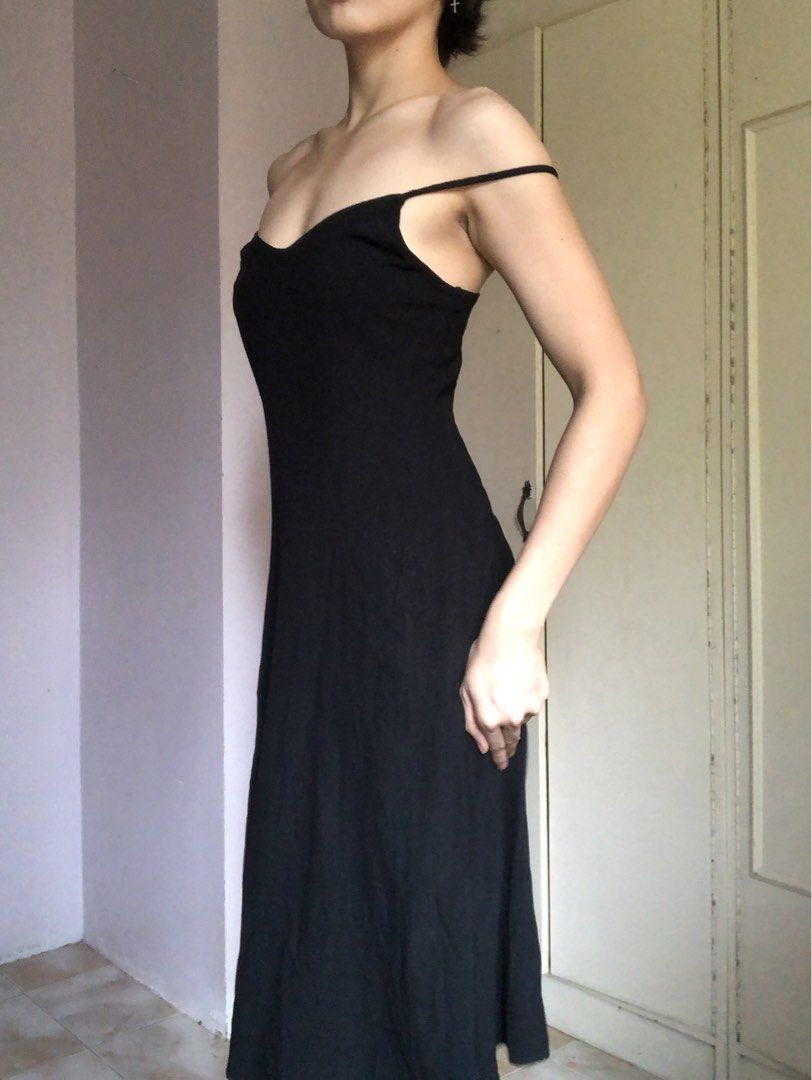 (OLD NAVY) Black Spaghetti Strap Maxi Dress (Category: Dresses) located in Mapandan. Submitted by olibski (Listing ID 1442359220, Image 2). Description: Nag sawa na ako sa kulay ng wardrobe ko. i need some color - Chic black maxi dress - Thin spaghetti straps - Flattering V-neckline - Slightly textured fabric for added detail - Comfortable, flowy fit - Perfect for layering or wearing as is.