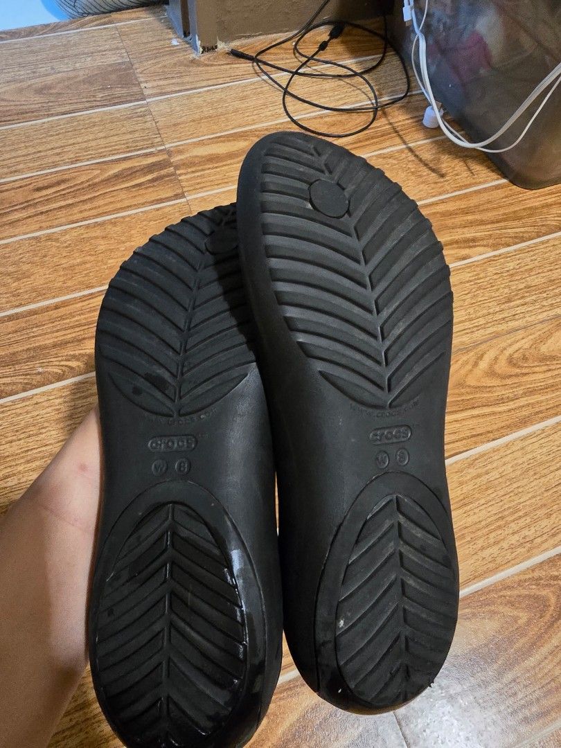 Original Crocs Black Flip Flops with Gold Accent (Category: Slippers and slides) located in Mandaluyong City. Submitted by d1palmj (Listing ID 1442499966, Image 3). Description: - Original Classic black Crocs flip flops - W8 - Features a stylish gold accent on the strap - Durable sole with signature Crocs tread pattern - Easy slip-on and slip-off design - Ideal for casual outings, beach days, or everyday comfort - Known for comfort and long-lasti