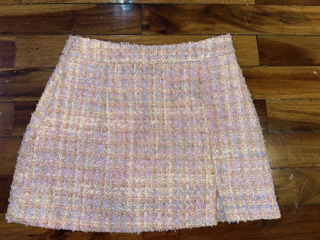 PINK TWEED SET / coordinates (Category: Sets or Coordinates) located in Caloocan City. Submitted by noble_sunflower123 (Listing ID 1442364459, Image 2). Description: Best fit XS.
